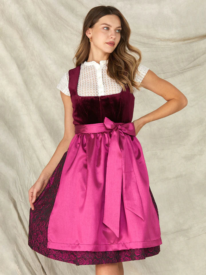 Sametově růžový dirndl - tradiční kostým zvýrazňuje eleganci a femininitu